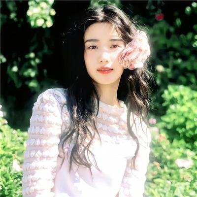 随盲柳入眠的女人